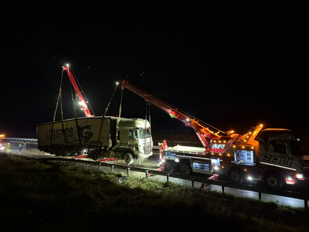 Garage Pineau Garage Bauge En Anjou Dépannage Poids Lourds 391